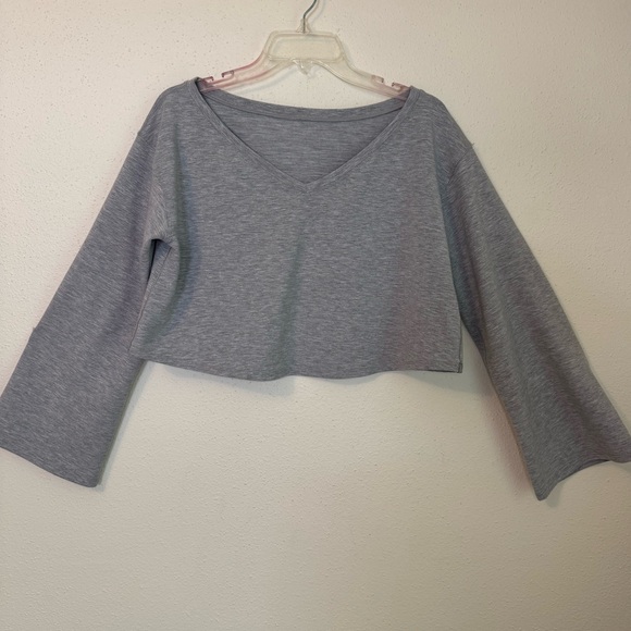 lululemon athletica Tops - Lululemon Cropped Bell Sleeve Show Your Depth V Neck Pullover Size XS/S GRAY